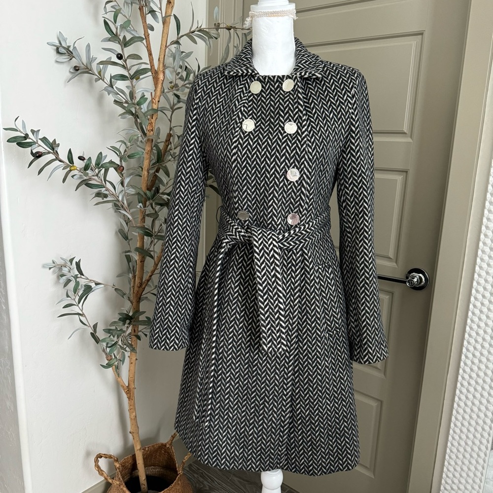 Express coat black and white